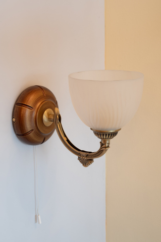 Classic wall lamp, in brass, satin glass. A.5640/1