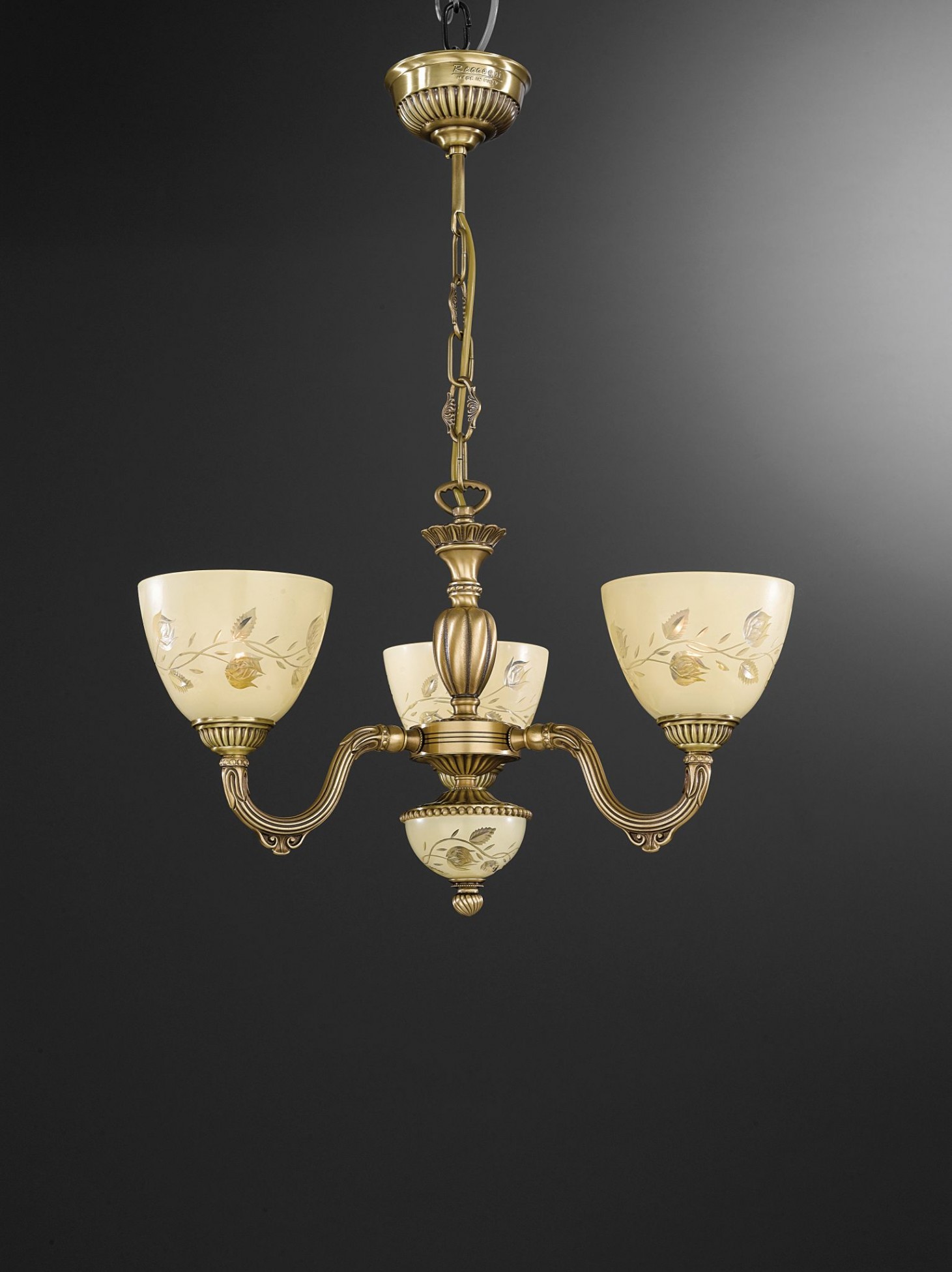 Lampadario in ottone con vetro molato crema a 3 luci verso alto ...