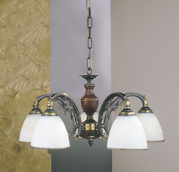 Lampadario in ottone, legno e vetro soffiato bianco a 5 luci