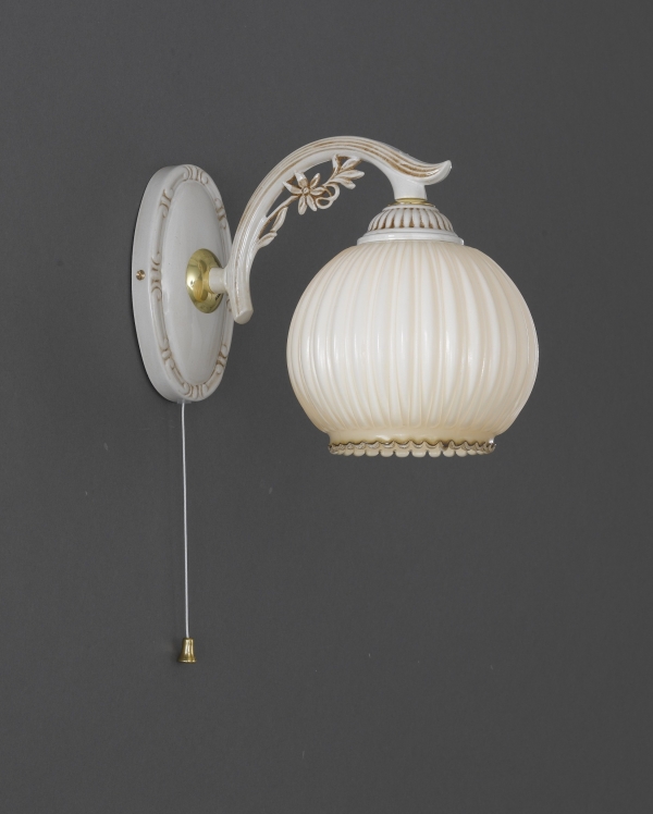 1 Light wall light with blown ivory glass