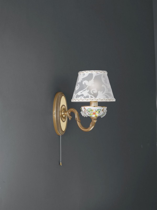 Wandlampe aus goldenen Messing und bemalten Porzellan mit Lampenschirm