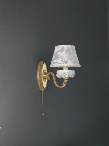 Wandlampe aus goldenen Messing und weissem Porzellan mit Lampenschirm