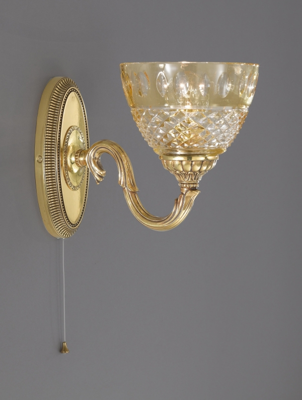Lampada da parete in ottone con coppa in cristallo ambra molato. A.4320/1