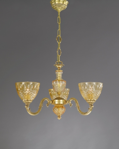 Lampadario in ottone con coppa in cristallo ambra molato. L.4320/3