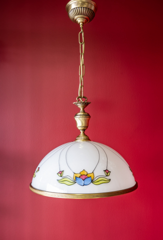 	Lampada a sospensione in ottone con vetro decorato 