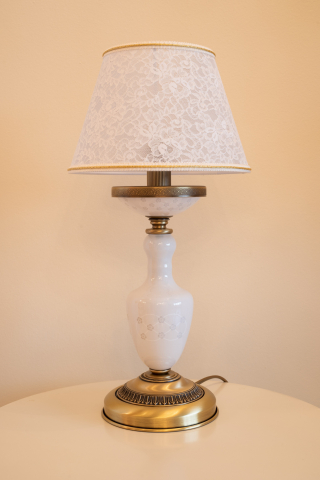 Classic bedside lamp in brass, lampshade in Ricamo fabric. P.8290 M