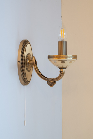 Lampada da muro classica in fusione di ottone, color Bronzo Arte. Vetro molato colore crema. Prodotto in Italia. Codice A.5680/1 