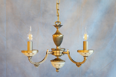 Lampadario classico in fusione di ottone, color Bronzo Arte. Vetro molato colore crema. Prodotto in Italia. Codice L.5680/3 