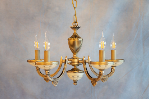 Lampadario classico in fusione di ottone, color Bronzo Arte. Vetro molato colore crema. Prodotto in Italia. Codice L.5680/5 