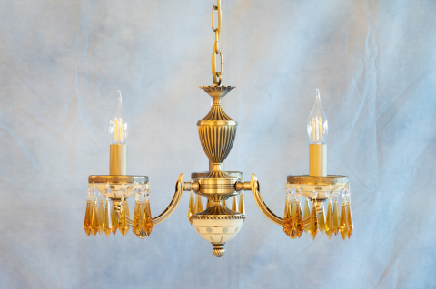 Lampadario classico in fusione di ottone, color Bronzo Arte. Vetro molato colore crema. Prisma in cristallo color Topazio. Prodotto in Italia. Codice L.5681/3 