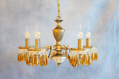Lampadario classico in fusione di ottone, color Bronzo Arte. Vetro molato colore crema. Prisma in cristallo color Topazio. Prodotto in Italia. Codice L.5681/5 