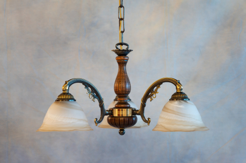 Lampadario classico in fusione di ottone, color Bronzo Sfumato. Vetro satinato  tabacco. Legno inciso decoro antico. Prodotto in Italia. Codice L.5921/3.