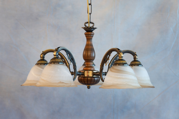 Lampadario classico in fusione di ottone, color Bronzo Sfumato. Vetro satinato  tabacco. Legno inciso decoro antico. Prodotto in Italia. Codice L.5921/5.