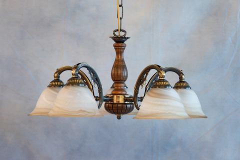 Lampadario classico in fusione di ottone, color Bronzo Sfumato. Vetro satinato  tabacco. Legno inciso decoro antico. Prodotto in Italia. Codice L.5921/5.