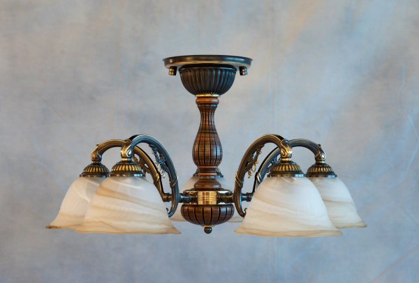 Lampadario classico in fusione di ottone, color Bronzo Sfumato. Vetro satinato  tabacco. Legno inciso decoro antico. Prodotto in Italia. Codice PL.5921/5.