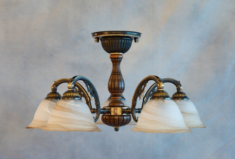 Lampadario classico in fusione di ottone, color Bronzo Sfumato. Vetro satinato  tabacco. Legno inciso decoro antico. Prodotto in Italia. Codice PL.5921/5.
