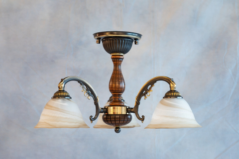 Lampadario classico in fusione di ottone, color Bronzo Sfumato. Vetro satinato  tabacco. Legno inciso decoro antico. Prodotto in Italia. Codice PL.5921/3.