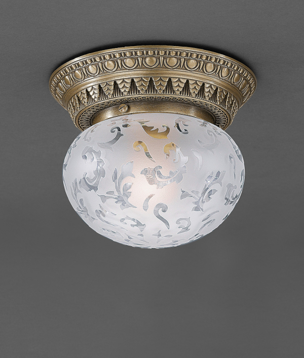 Plafoniera in stile classico, in fusione di ottone. Finitura Bronzo Arte. Vetro satinato decoro “Oriente”. Codice PL.7721/1