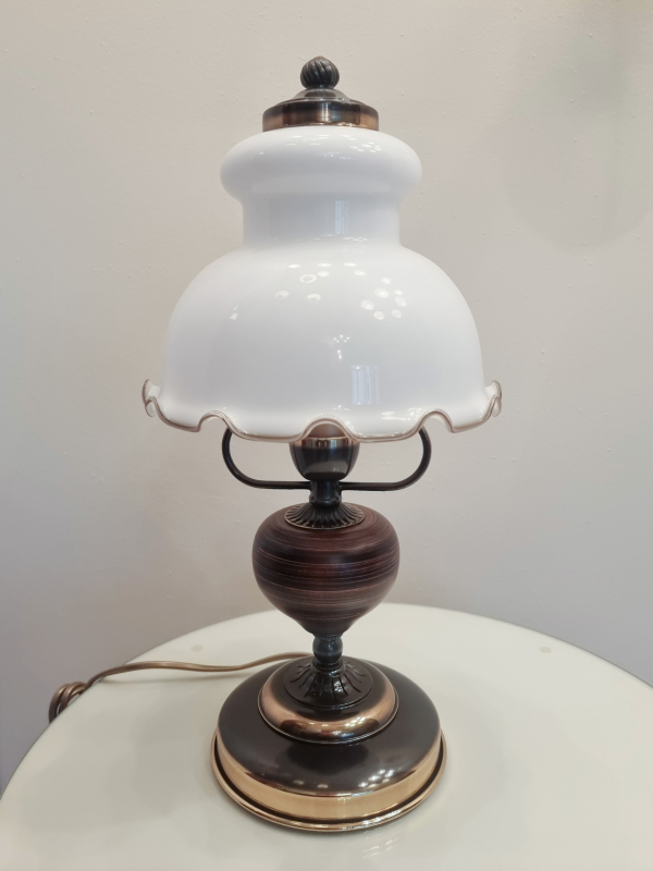 Classic-style bedside lamp in brass and wood with antique decor. White blown glass shade. P. 2250