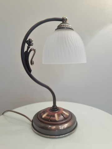 Classic-style bedside lamp in brass and wood with antique decor. Satin glass shade. P.6865