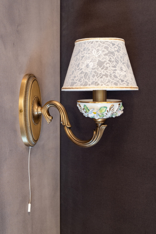 Lampada da muro in ottone e porcellana. Codice A.9961/1