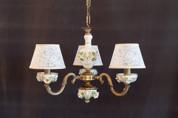 Lampadario classico in ottone e porcellana. Codice L.9961/3