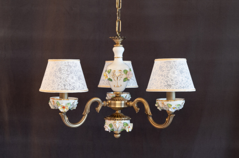 Lampadario classico in ottone e porcellana. Codice L.9961/3