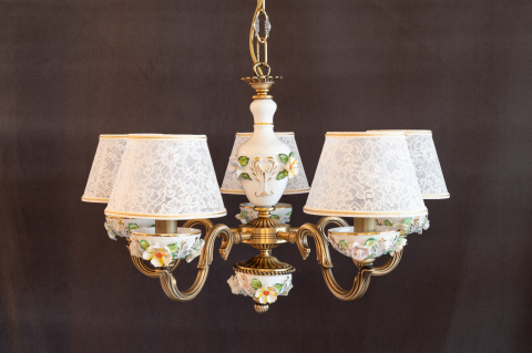 Lampadario classico in ottone e porcellana. Codice L.9961/5