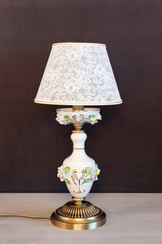 Lampada da comodino in ottone e porcellana. Codice P.9961 P