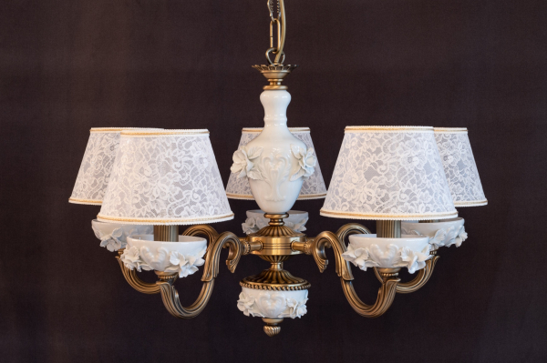 Lampadario classico in ottone e porcellana. Codice L.9962/5