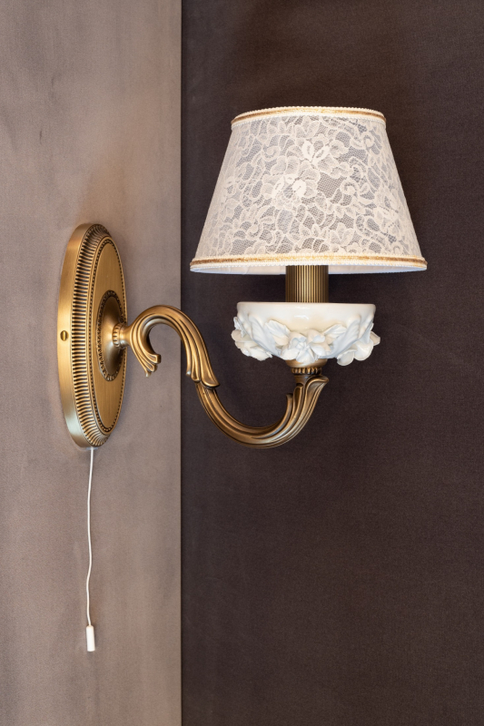 Lampada da muro in ottone e porcellana. Codice A.9962/1