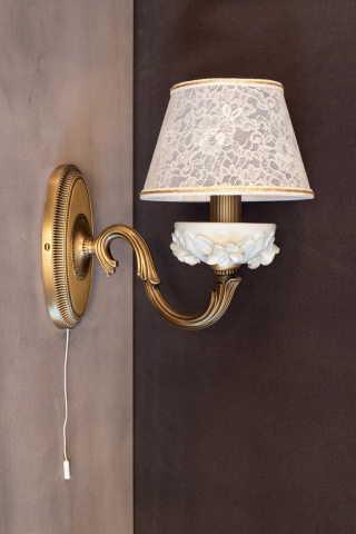 Lampada da muro in ottone e porcellana. Codice A.9962/1