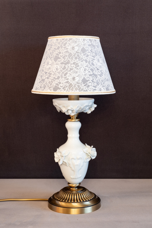 Lampada da comodino in ottone e porcellana. Codice P.9962 P