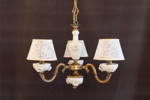 Lampadario classico in ottone e porcellana. Codice L.9962/3
