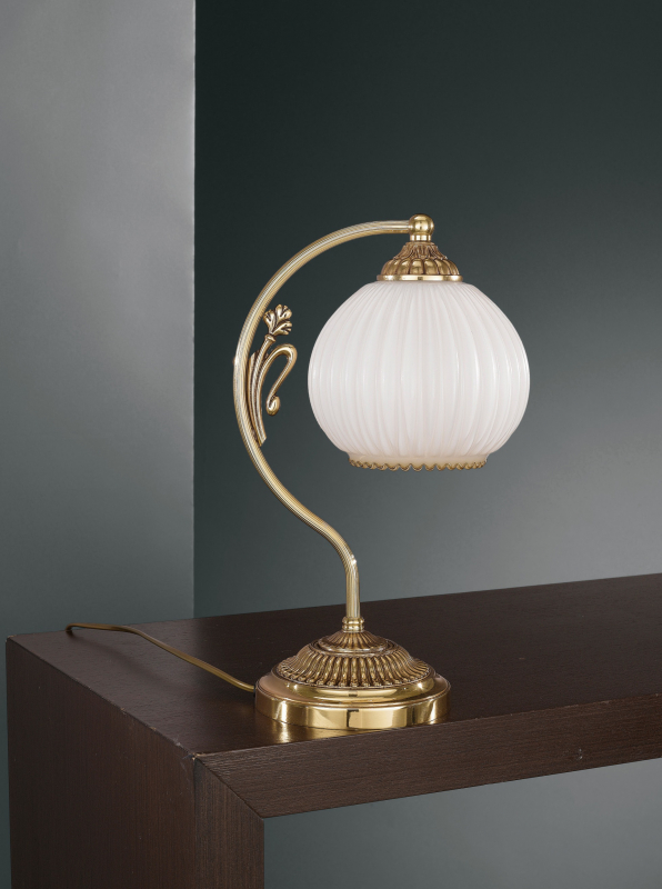 Lampada da comodino in ottone. Codice P.9300 P