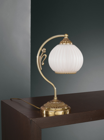 Lampada da comodino in ottone. Codice P.9300 P