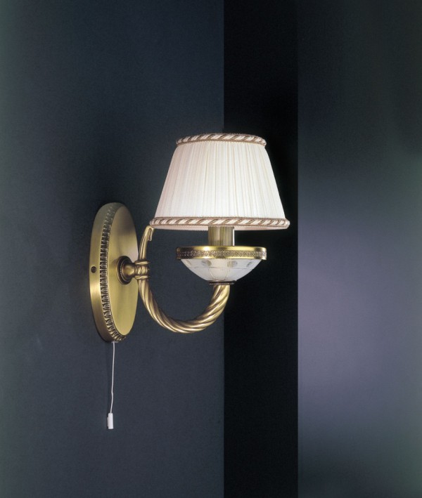 Wandlampe aus Messing und Milchglas mit Lampenschirm