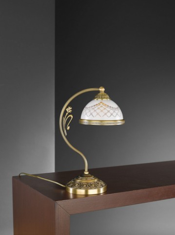 Lampada da comodino  in ottone e vetro bianco molato decorato