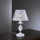 Lampada da comodino in ottone bianco opaco, con paralume. Il tessuto dei paralumi presentato nella foto del prodotto non è più disponibile. Verranno spediti i paralumi con il nuovo tessuto come nella seconda foto.