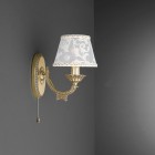 Wandlampe aus goldenen Messing mit Lampenschirm. Der auf dem Produktfoto abgebildete Lampenschirmstoff ist nicht mehr verfügbar. Die Lampenschirme werden wie auf dem zweiten Foto mit dem neuen Stoff versendet.