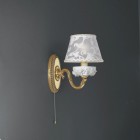 Wandlampe aus goldenen Messing und weissem Porzellan mit Lampenschirm. Der auf dem Produktfoto abgebildete Lampenschirmstoff ist nicht mehr verfügbar. Die Lampenschirme werden wie auf dem zweiten Foto mit dem neuen Stoff versendet.